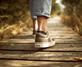 Wetenschappelijk bewezen: achteruit lopen is goed voor je lichaam en geest
