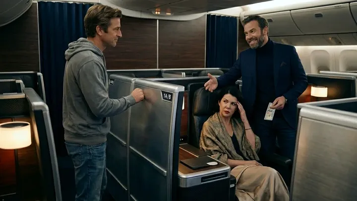 Arrogant stel kaapt de luxe suite op een vlucht – totdat de echte bewoner opduikt en dit doet…