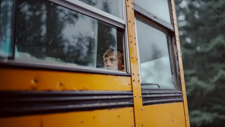 Een jongen ruikt iets vreemds in de schoolbus, kijkt één keer naar de chauffeur en belt 911