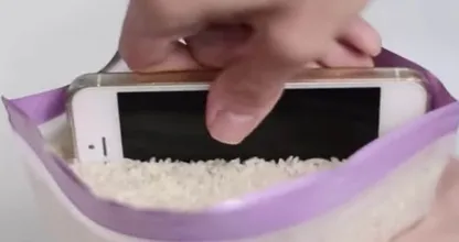 Feit of fabel: een smartphone met waterschade moet je een nacht in droge rijst leggen