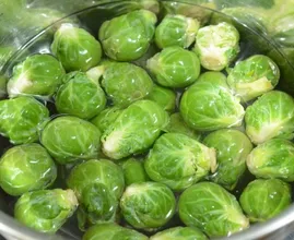 Würzig, kross und super lecker: auf diese Weise hast du Rosenkohl bestimmt noch nie zubereitet