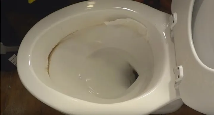 manchas oscuras en el baño
