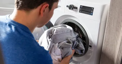 Waarom het een gewoonte is geworden om een plastic zak in de wasmachine te stoppen in 2025