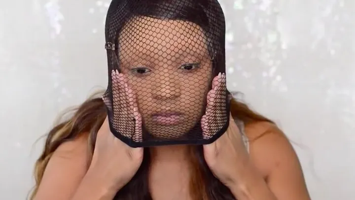 WOW: Moet je zien wat er gebeurt als deze vrouw een visnetpanty over haar hoofd trekt! Ongelofelijk mooi dit!