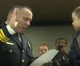 Viral video: meisje (6) met kanker wordt beëdigd als politieagente