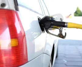 Autobond waarschuwt om met tropische temperaturen nooit de auto vol te tanken