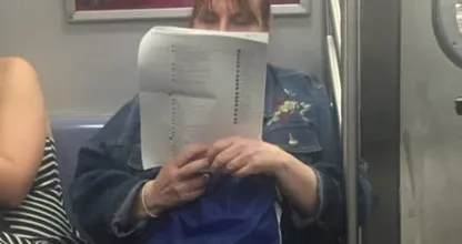 Kijk eens wat deze vrouw aan het lezen is in de Metro! Ken jij ook zo'n digibeet?