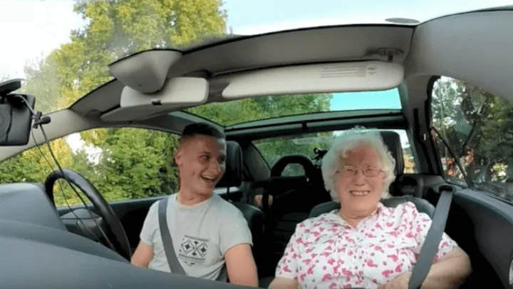 Deze Oma krijgt een hele leuke verrassing op haar 86e verjaardag! Wij huilen bijna mee!