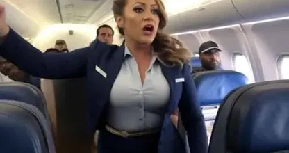 Une hôtesse de l'air voit son mari dans l'avion -Mais remarque un détail choquant.