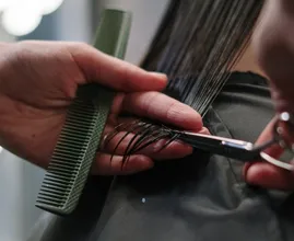 Zo vaak zou je volgens kappers je haren moeten knippen