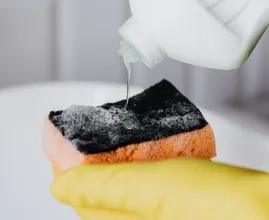 Handig: je kunt vieze badkamervoegen schoonmaken met wc-reiniger