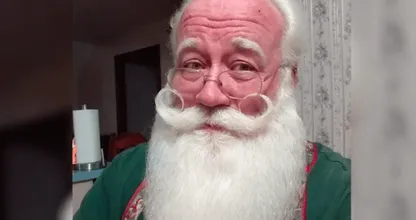 Dit zieke jongetje sterft in de armen van de kerstman na vervulling van zijn laatste wens.. Wij houden het niet droog.