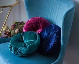 Vlekken op je velours kussens? Zo maak je daar korte metten mee
