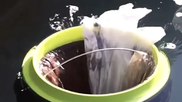 Schwimmender Mülleimer filtert bis zu 20 kg Plastik und Mikroplastik aus dem Ozean!