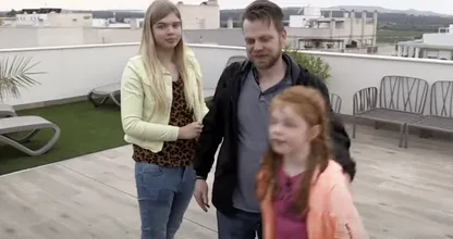 Kijkers onder de indruk van arm gezin in Steenrijk, Straatarm