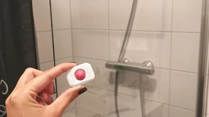 Werfen Sie einen Spülmaschinentab in Ihre Toilette und staunen Sie über die Verwandlung!