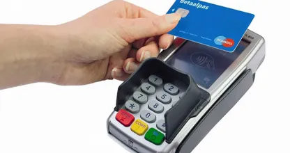 Een man werd betrapt bij het skimmen van contactloze bankpassen. Is deze skimmer de eerste moderne zakkenroller?