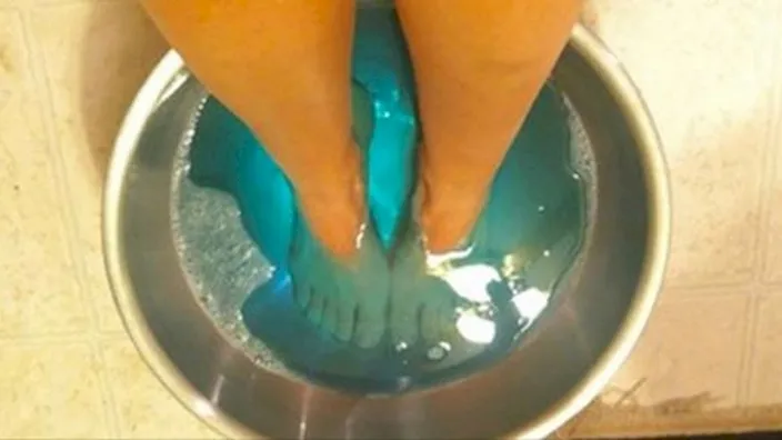 Pon tus pies en un baño con Listerine para combatir los hongos en las uñas