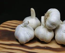 Here's How To Easily Get The Garlic Smell Off Your Hands