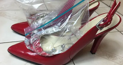 ¡Ella pone bolsas llenas de agua en sus zapatos y la razón es genial! ¡Tienes que intentarlo!