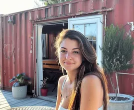 Dall'esterno sembra un container navale qualsiasi, ma aspettate di vedere l'interno!
