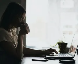 Zit je het grootste deel van de dag? Zoveel zou je ernaast moeten bewegen
