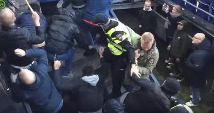 FOTO'S: deze gevaarlijke relschoppers worden gezocht door de politie, herken jij iemand? DELEN svp!