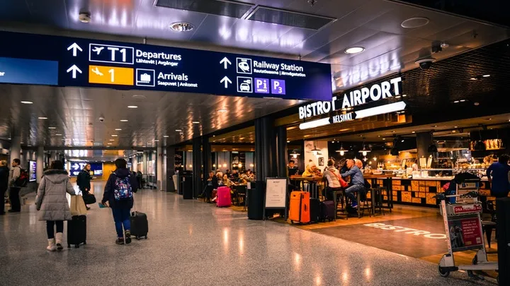Ηλικιωμένη γυναίκα (89 ετών) απορρίπτεται από την επιχειρηματική θέση, αλλά στη συνέχεια ανακαλύπτουν ποια πραγματικά είναι