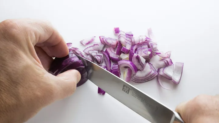 Wow! Ten lifehack z TikToka znacznie ułatwia krojenie cebuli