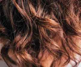 Gespleten haarpunten? Dit kun je beter niet doen (en dit juist wel)