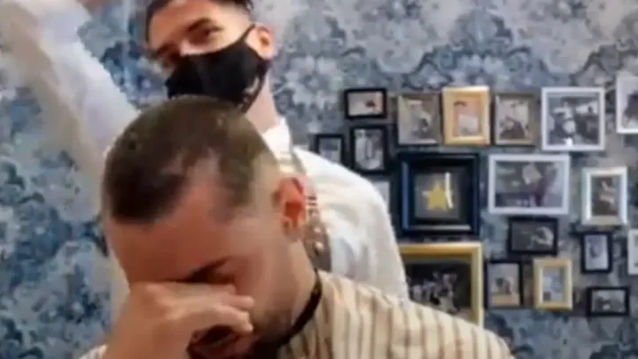 Friseur rasiert sich aus Mitgefühl mit Krebspatient die eigenen Haare ab