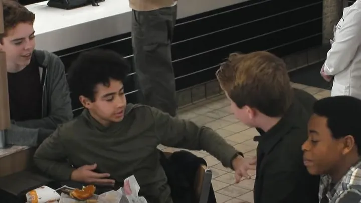 Jugendliche schikanieren Jungen bei Burger King und bemerken den Mann auf der Bank nicht