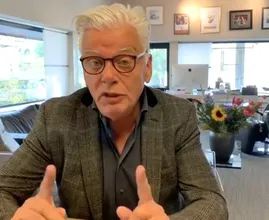 Omroep MAX-baas vertelt welke politicus weigerde handen te ontsmetten