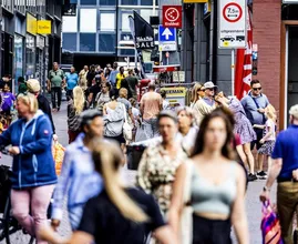 Nederlandse economie krimpt, maar 'geen reden tot paniek'