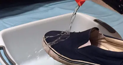 Zo maak je je schoenen snel waterdicht zonder stinkende sprays