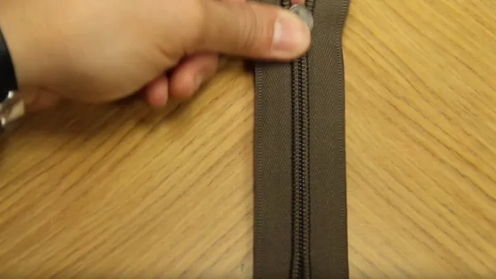 Heb je weleens een kapotte rits? Met dit simpele trucje heb je 'm zo weer gefixed!