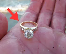 Frau findet Diamantring am Strand - Juwelier wird blass, wenn er ihn sieht