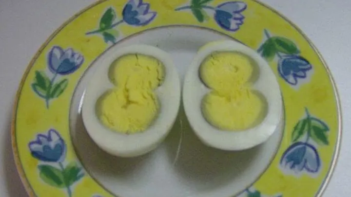 Can you still eat an egg if it has a green yolk after boiling it?
