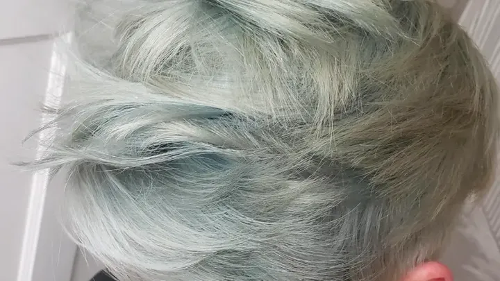 白髪に重曹を入れて、何が起こるか見てみましょう。