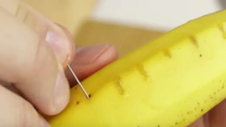 Il pique une aiguille dans une banane et regarde ce qui se passe ensuite ! Ce tour est super pratique !