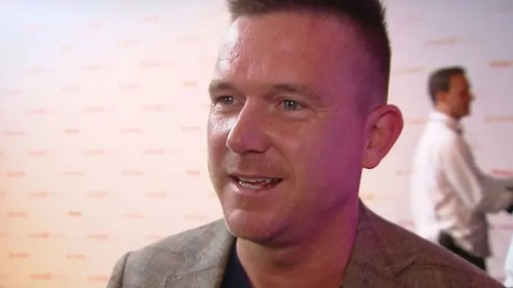 Wisten jullie dat hij nog een broer had? ZO ziet het broertje van Johnny de Mol er uit!