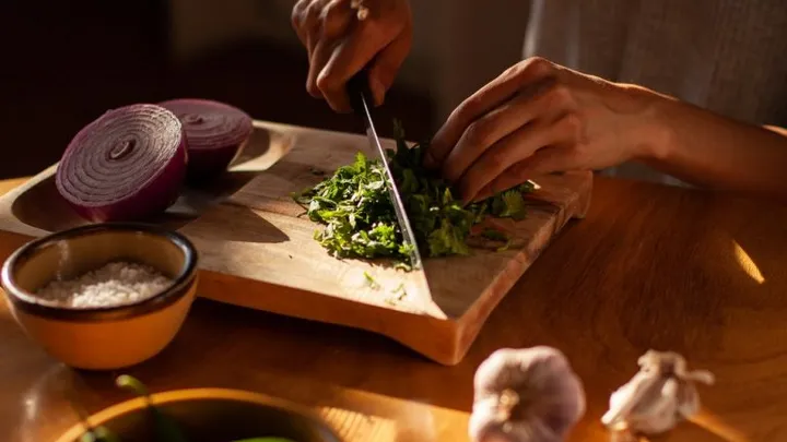 Haz tu propio repelente de insectos sin químicos con estos ingredientes comunes