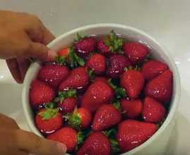 Verderben deine Erdbeeren schneller als dir lieb ist? Mit diesem Trick nicht mehr! Alles was du brauchst hast du im Haus!