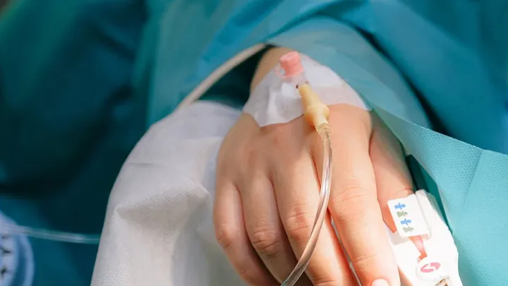 3 Weken na de geboorte van een tweeling voelde moeder zich ziek - toen de dokter de echo zag, zei hij: "Het spijt me"