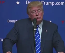 Ongemakkelijk: Donald Trump weet niet hoe de Amerikaanse vlag eruit ziet