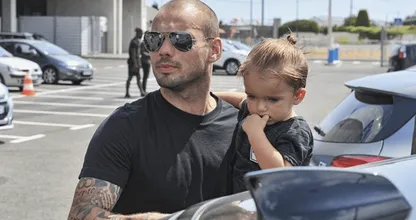 Té schattig: kleine Xess Xava steelt de show bij voetbalpresentatie Wesley Sneijder!