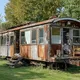 Questo anziano vive in un vagone ferroviario abbandonato - ma aspettate di vedere l'interno!