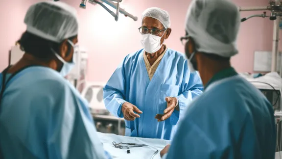 Un hombre acude al hospital para hacerse un chequeo y el médico mira su radiografía y le susurra: "Lo siento"