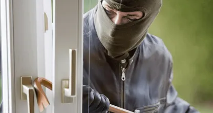 Een inbreker doet een poging tot inbraak bij een huis. Maar wat hoort hij dan? Wij gaan helemaal stuk!