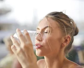 5x waarom je (mogelijk) uitgedroogd bent, terwijl je wél veel water drinkt